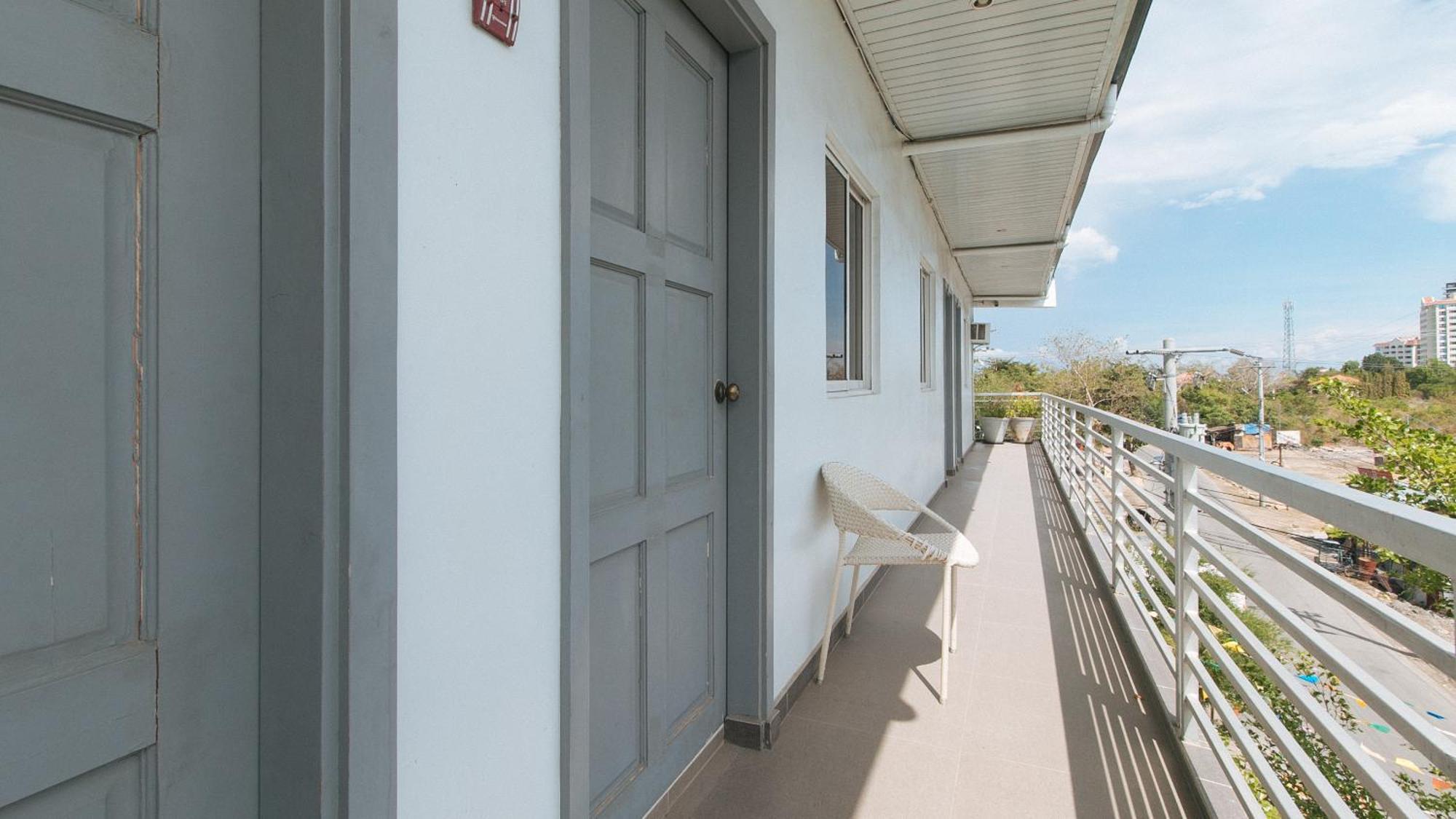 Reddoorz At Fat J Apartelle Mactan Себу Экстерьер фото